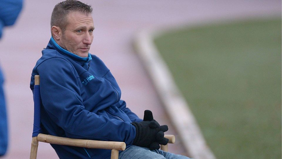 Sein Trainerstuhl ist wackelresistent: Hahns Herbert Leus. Archivfoto: Tom Klein