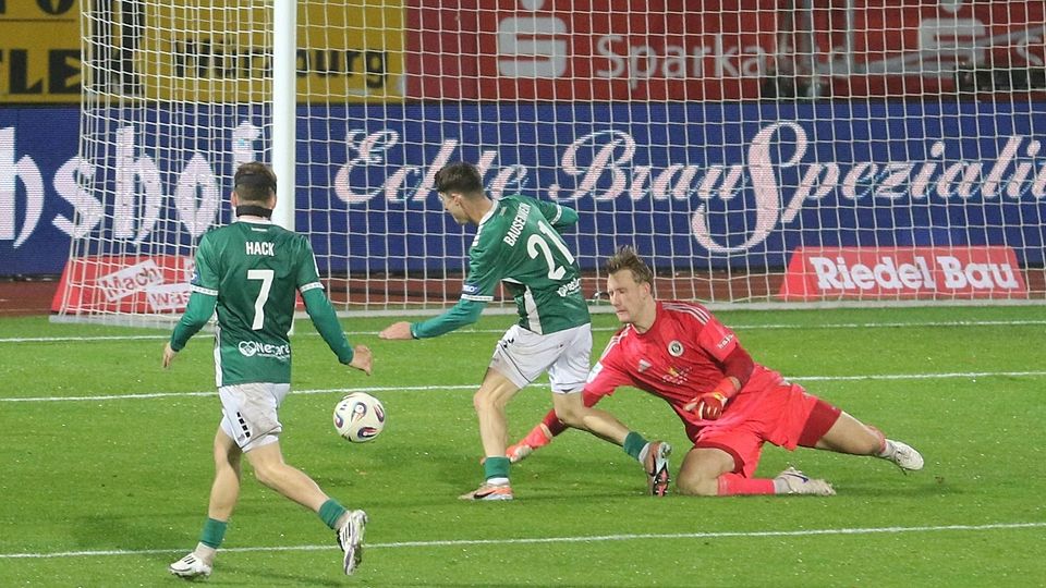 Der Stein bzw. die Szene des Anstoßes: Lauris Bausenwein (Bildmitte, Nr. 21) kommt im Duell mit Ansbachs Keeper Nils Leidenberger im Strafraum zu Fall. Es gibt aber nicht Elfmeter, sondern Bausenwein sieht Gelb-Rot wegen einer vermeintlichen Schwalbe! 