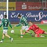 Der Stein bzw. die Szene des Anstoßes: Lauris Bausenwein (Bildmitte, Nr. 21) kommt im Duell mit Ansbachs Keeper Nils Leidenberger im Strafraum zu Fall. Es gibt aber nicht Elfmeter, sondern Bausenwein sieht Gelb-Rot wegen einer vermeintlichen Schwalbe! 