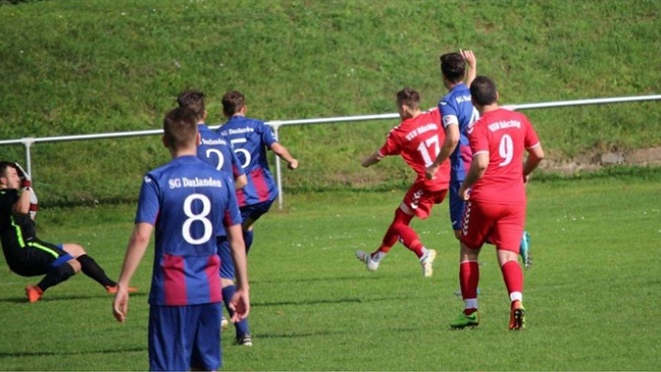 Bilden eine Mannschaft: DJK und FV Daxlanden F: AS