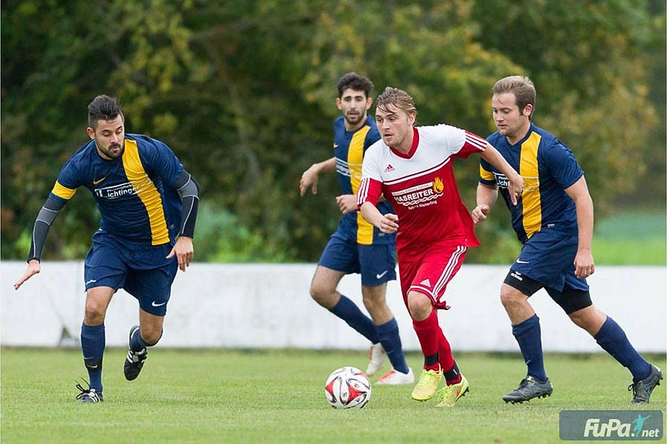Toptorjäger Friedenberger (rot) konnte mit seinem Team 3 Punkte aus Zeholfing entführen.