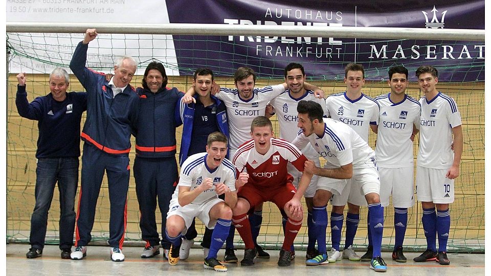 Es darf gefeiert werden: Die Fußballer des TSV Schott freuen sich über ihren Sieg beim Schiedsrichter-Turnier.	Foto: hbz/Jörg Henkel