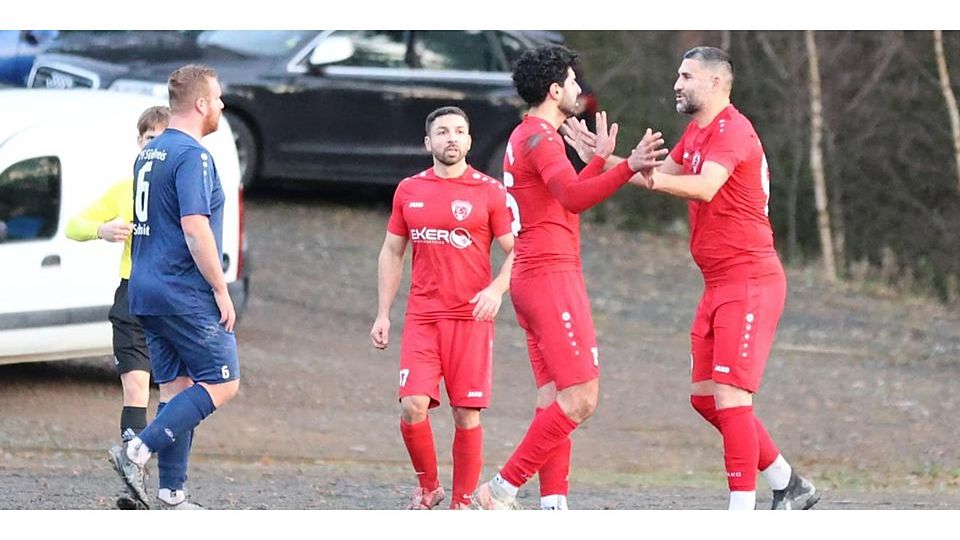 Cihan Bicen (rechts) nimmt nach seinem Elfmetertor zum 3:2 für Türk Gücü die Glückwünsche von Spielertrainer Burak Aksoy entgegen, an den als Gefoultem der Assist geht. Kazim Turp freut sich mit, Südkreis-Kapitän Hendrik Schmidt (links) schleicht von dannen. © Jens Schmidt