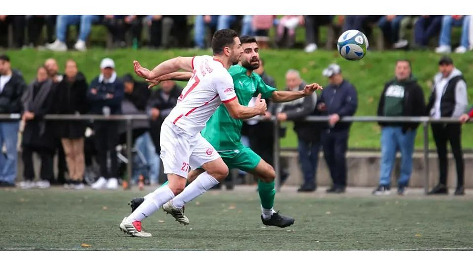 Hatz nach dem Ball: Kazim Turp (l.) von Türkgücü Dillenburg und Ali Furkan Karatas vom SSV Dillenburg. © Lars Hinter