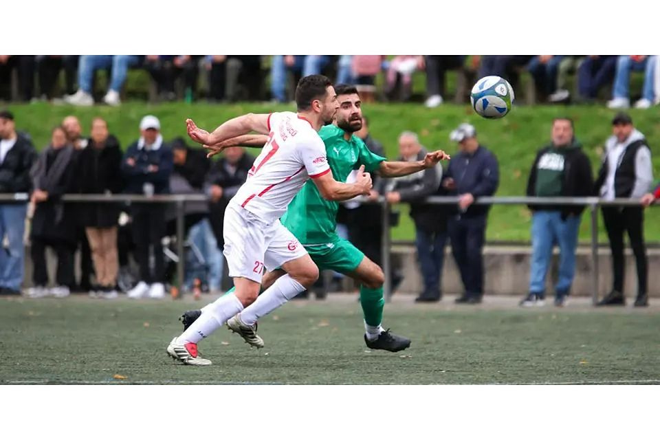 Hatz nach dem Ball: Kazim Turp (l.) von Türkgücü Dillenburg und Ali Furkan Karatas vom SSV Dillenburg. © Lars Hinter
