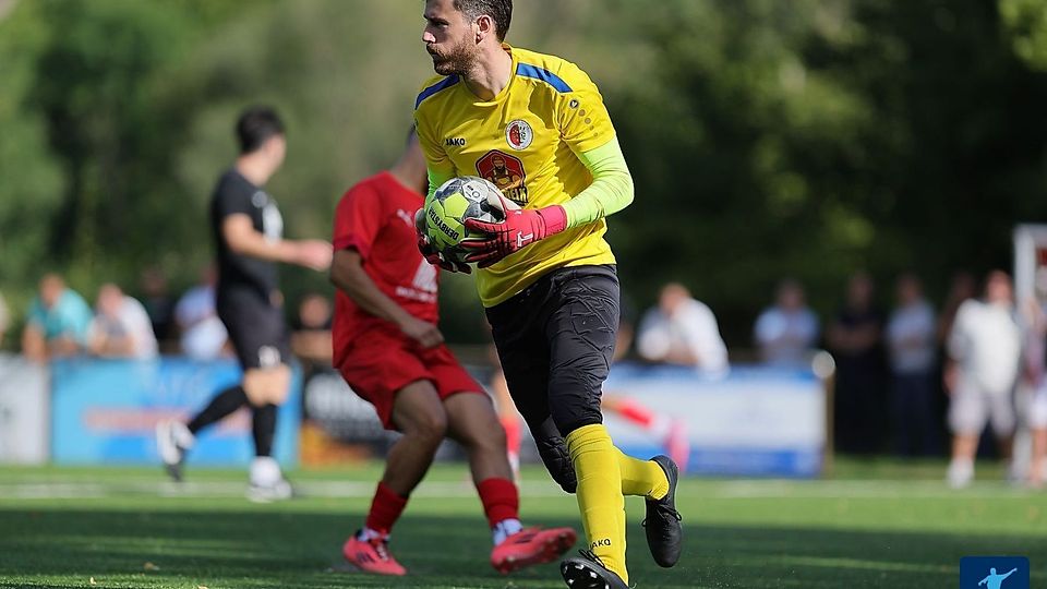 Germanias Keeper Maximilian Dapprich verletzte sich gegen den SV Wiesbaden schwer.
