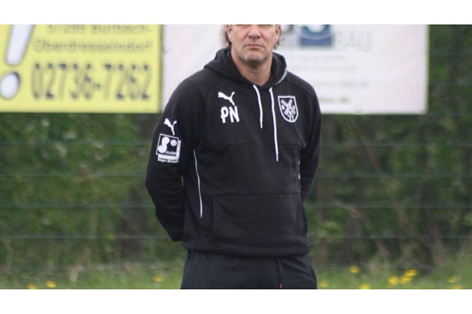 Rothemühles Trainer Peter Neumann unterstrich nochmal, dass die Mannschaft auch im Falle eines Abstiegs zusammen bleibt. Fotos (2): sta
