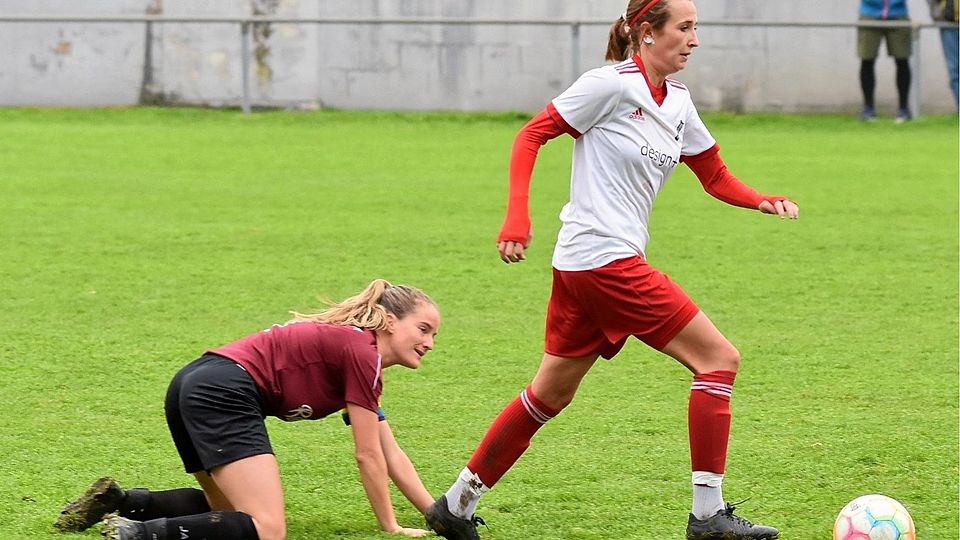 Überackers Sarah Rothwinkler (weißes Trikot) im Spiel gegen den FSV Höhenrain.