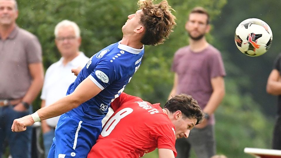  Duell in luftiger Höhe zwischen dem Bahlinger Holger Bux (links) und FFC-Spieler Matti Scheuer im Pokalspiel am Mittwochabend. | Foto: Achim Keller