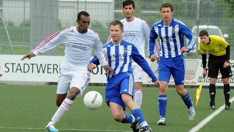 Verbissene Zweikämpfe lieferten sich der Troisdorfer Abdi Mohamed (links) und Mendens Roger Vietze im Top-Spiel der Kreisliga A. Inter Troisdorf setzte sich mit 2:1 durch. Foto: Horst Müller