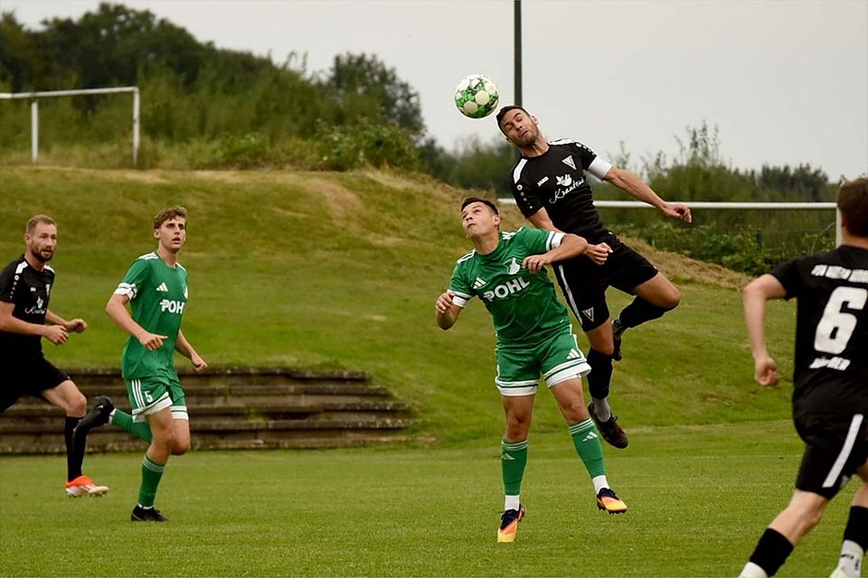 Adam Kateh (Todenbüttel) gegen Kevin Wardin (re., Audorf).