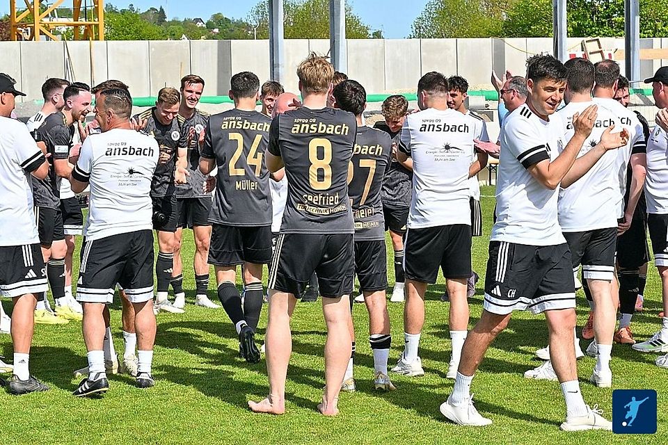 Ansbachs Sportlicher Leiter Christoph Hasselmeier (vorne rechts) kann mit dem Start nicht zufrieden sein.
