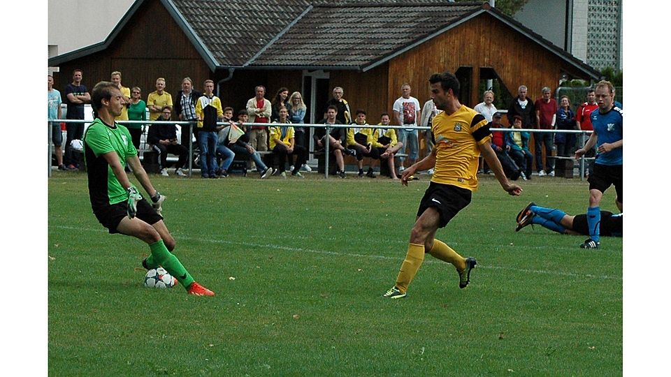 Hier konnte Königsbrunns Keeper Korbinian Hirschmüller (links) noch einen Lagerlechfelder Treffer verhindern, am Ende musste er aber doch dreimal hinter sich greifen. Foto: Christian Kruppe