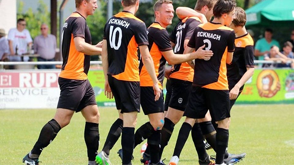 Erneut jubelte der VfL Ecknach über den Sieg bei der Stadtmeisterschaft in Oberbernbach. Im Finale schlug der Favorit wie im Jahr zuvor den BC Aichach, diesmal deutlich mit 4:0. Hier bejubeln die Ecknacher das 3:0 durch Johannes Grimm. 	F.: Sarina Schäffer