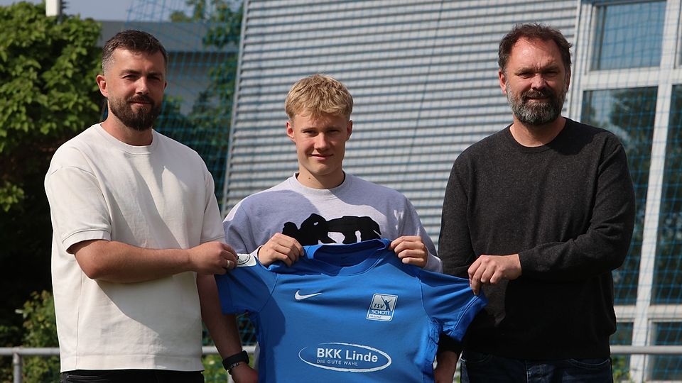 Der umworbene Jonas Sträßer trägt künftig das Schott-Trikot, sehr zur Freude von Marco Senftleben (l.) und Sascha Meeth (r.) seitens Schotts Sportlicher Leitung.