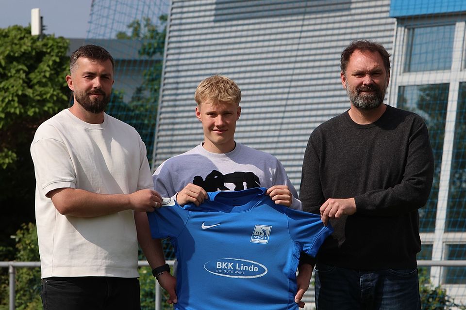 Der umworbene Jonas Sträßer trägt künftig das Schott-Trikot, sehr zur Freude von Marco Senftleben (l.) und Sascha Meeth (r.) seitens Schotts Sportlicher Leitung. Der umworbene Jonas Sträßer trägt künftig das Schott-Trikot, sehr zur Freude von Marco Senftleben (l.) und Sascha Meeth (r.) seitens Schotts Sportlicher Leitung.