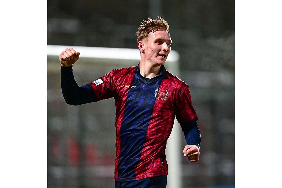 Torschütze Cornelius Pfeiffer (Unterhaching, 22) mit Torjubel, Jubel, Torjubel, Torerfolg, celebrate the goal, goal, celebration, Jubel ueber das Tor zum 1:0, optimistisch, Einzelbild, Aktion, Action