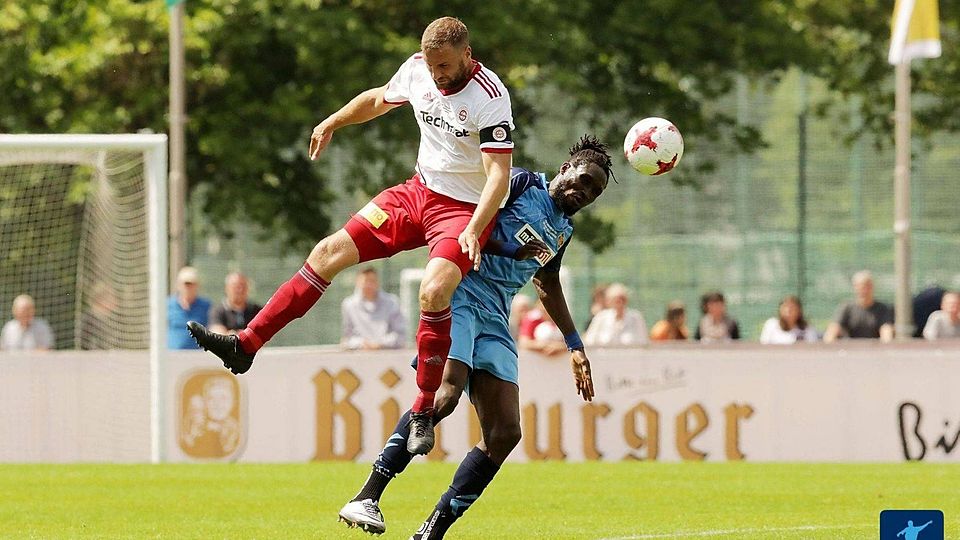 Amodou Abdullei (rechts, hier beim Rheinlandpokalfinale 2019 im Duell mit Salmrohrs Michael Dingels) stürmt jetzt wieder für Eintracht Trier. 