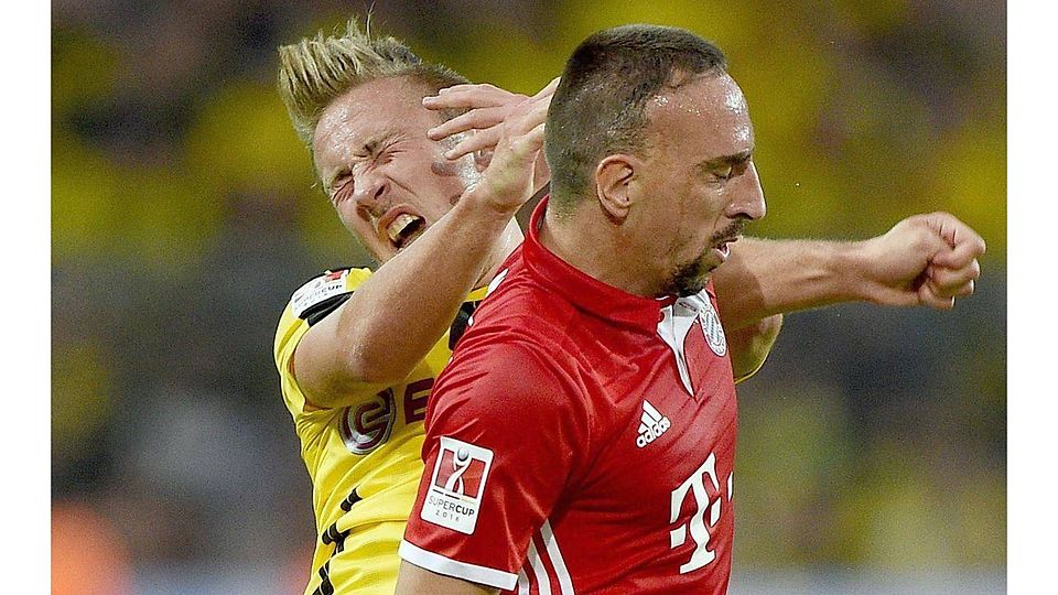Bayerns Franck Ribéry (re.) ist kein Kind von Traurigkeit. Hier schlägt er dem Dortmunder Felix Passlack den Ellbogen ins Gesicht. Ähnliches soll auch in Trochtelfingen passiert sein. Oder auch nicht...