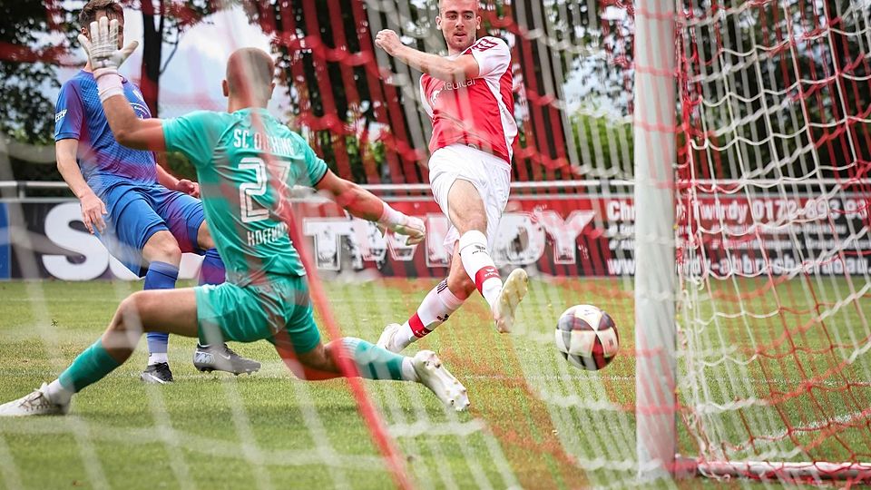 Frederik Specht vergibt die große Chancen zum möglichen 2:0 - Bezirksliga Süd - Fußball - 4. Spieltag - Saison 2025/26 - SV Raisting (SVR) - SC Olching (SCO) - 17. August 2025