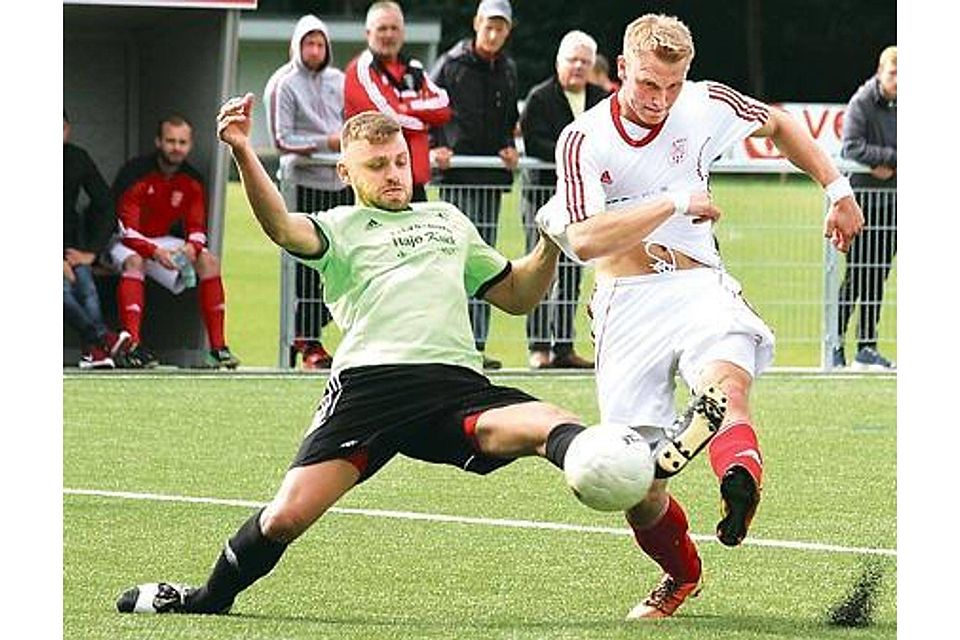 Die Fußballer des BV Bockhorn (grünes Trikot) warfen sich im Prestigeduell gegen den   Heidmühler FC in jeden Ball und erkämpften sich einen verdienten Zähler. Friedhelm Müller-Düring