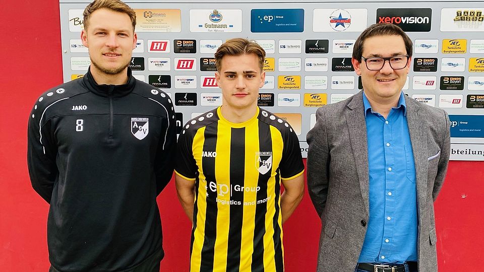 Der baldige Co-Trainer Matthias Graf (l.) und Abteilungsleiter Florian Hofer (r.) rahmen Neuzugang  Samuel Fischer ein.