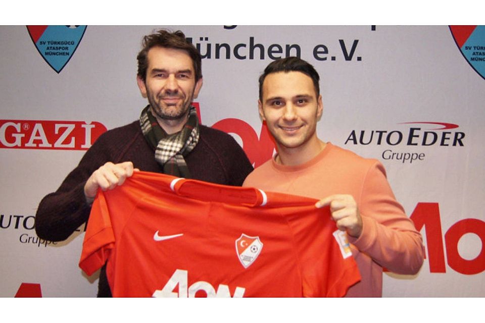 Robert Hettich (li.) freut sich über die Vertragsverlängerung von Spielmacher und Kapitän Yasin Yilmaz.  SV Türkgücü-Ataspor