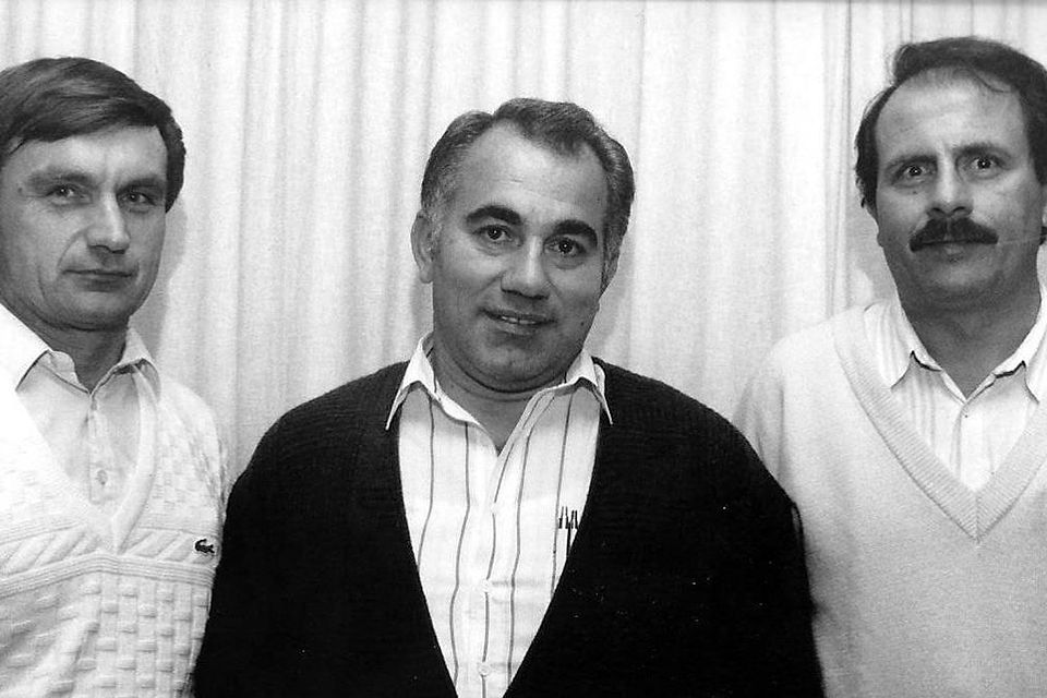Die Gesichter der SRG Freising Anfang der 1990er Jahre: (v. l.) Josef Hofmaier fungierte damals als Lehrwart, Hermann Ramsauer als Schiedsrichterobmann und Johann Braun als dessen Stellvertreter. Braun begleitete Hofmaier zu dessen Landesliga-Zeiten als Linienrichter.