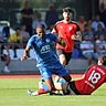 Auch Routinier Ben Kouame (baues Trikot) bleibt noch mindestens ein weiteres Jahr beim FC Dingolfing