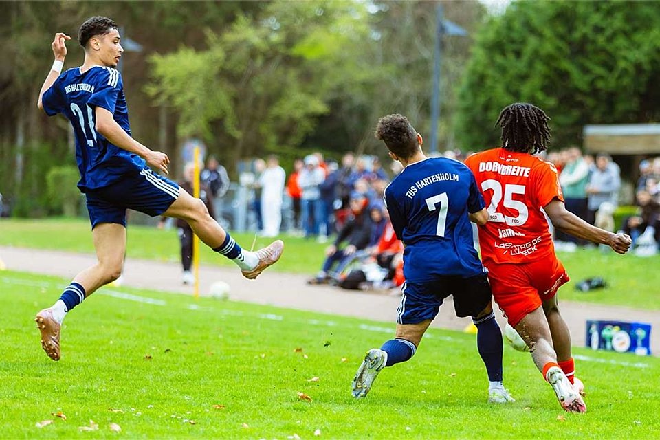 Miguel Marcus und Santino Laubinger (Hartenholm) gegen Adeoye James (Dornbreite Lübeck).
