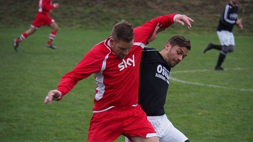 In der eben abgelaufenen Spielzeit noch gegeneinander, werden der FC Eging II (in rot) und der FC Thannberg (in schwarz) künftig gemeinsam um Punkte kämpfen. F: Theis