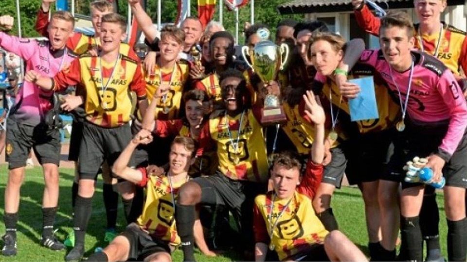 Strahlende Sieger: Das Team von KV Mechelen jubelt über den ersten belgischen Erfolg am Benkenbusch. Foto: Helmut Kemme