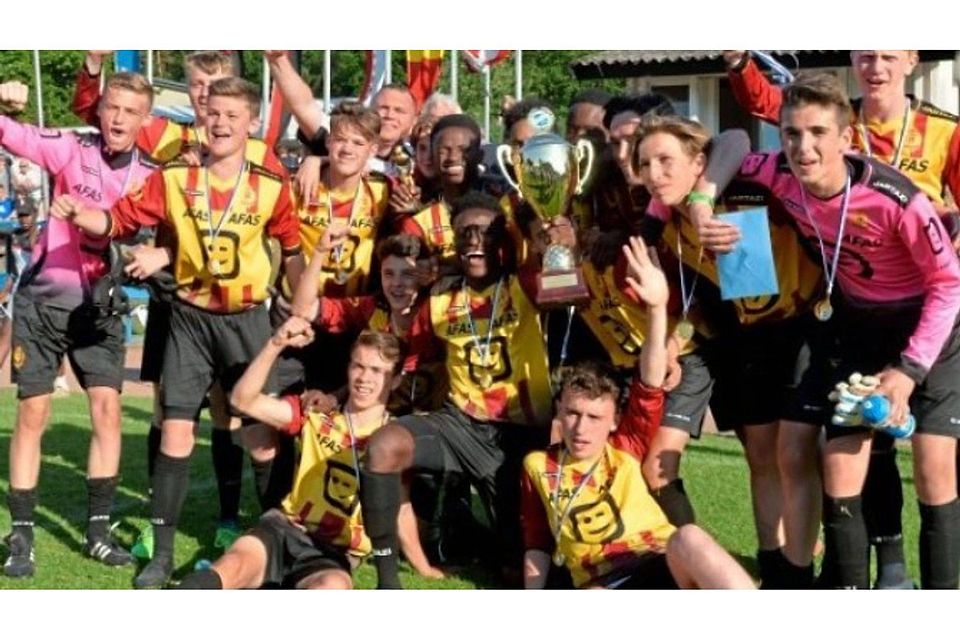 Strahlende Sieger: Das Team von KV Mechelen jubelt über den ersten belgischen Erfolg am Benkenbusch. Foto: Helmut Kemme