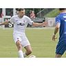 Elias Cvrlje vom FC Gießen (l.) behält in dieser Szene die Übersicht, doch am Ende jubeln Yannis Grönke und der VfB Marburg im Derby der Fußball-Hessenliga über einen enorm wichtigen Sieg im Abstiegskampf. © Harald Friedrich