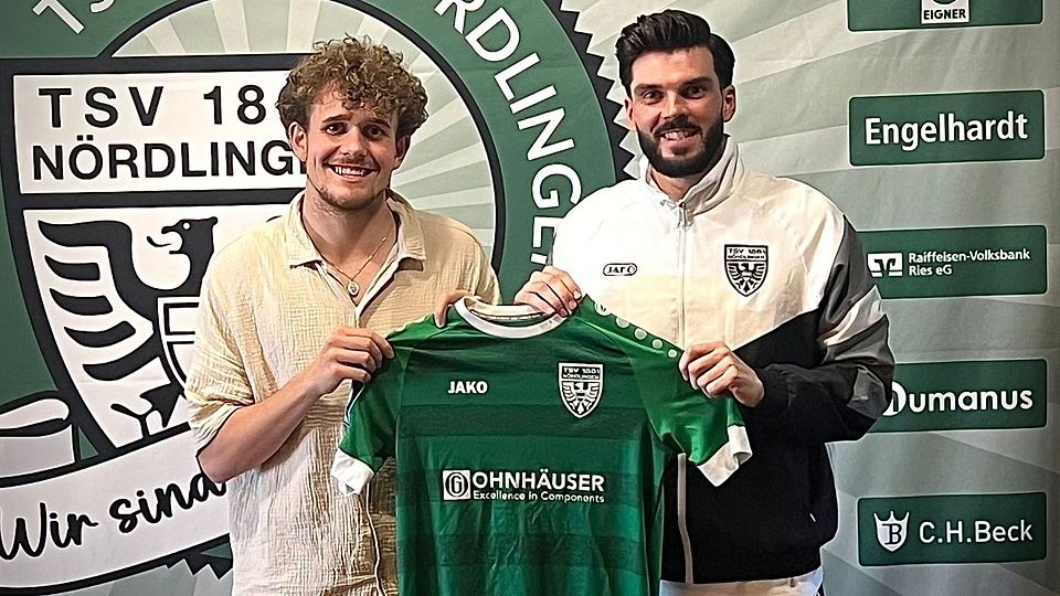 Nördlingens Sportlicher Leiter Julian Brandt (rechts) präsentiert den Nördlinger Neuzugang Bernd Rathgeber.