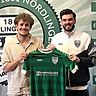 Nördlingens Sportlicher Leiter Julian Brandt (rechts) präsentiert den Nördlinger Neuzugang Bernd Rathgeber.