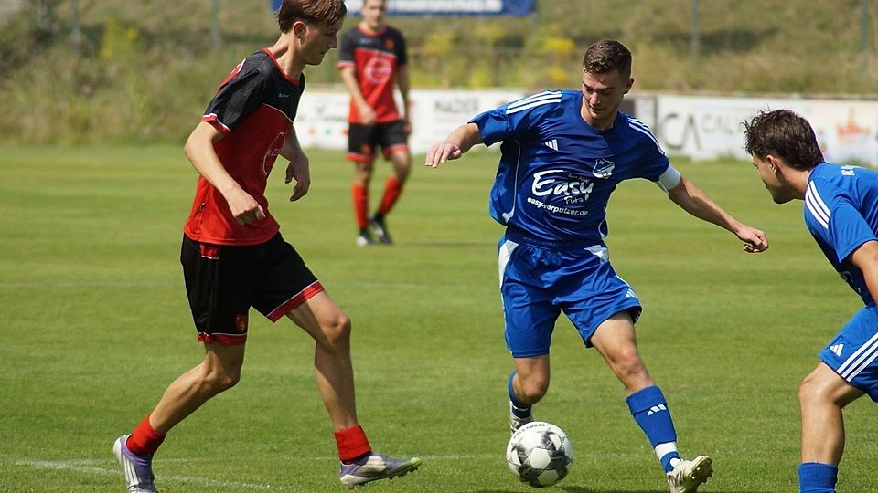 Der FC Oberhinkofen (in Blau) feierte an der Regensburger Schillerwiese einen späten Punktgewinn.
