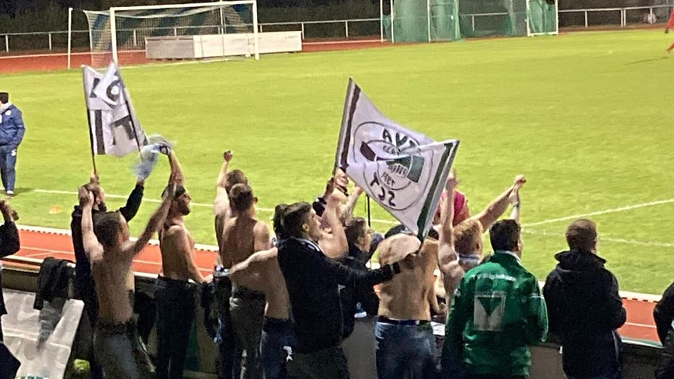 Beim 0:0 im Hinspiel in Kirchheim unterstützten einige Fans des TV Aigelsbach ihre Mannschaft leidenschaftlich. guv