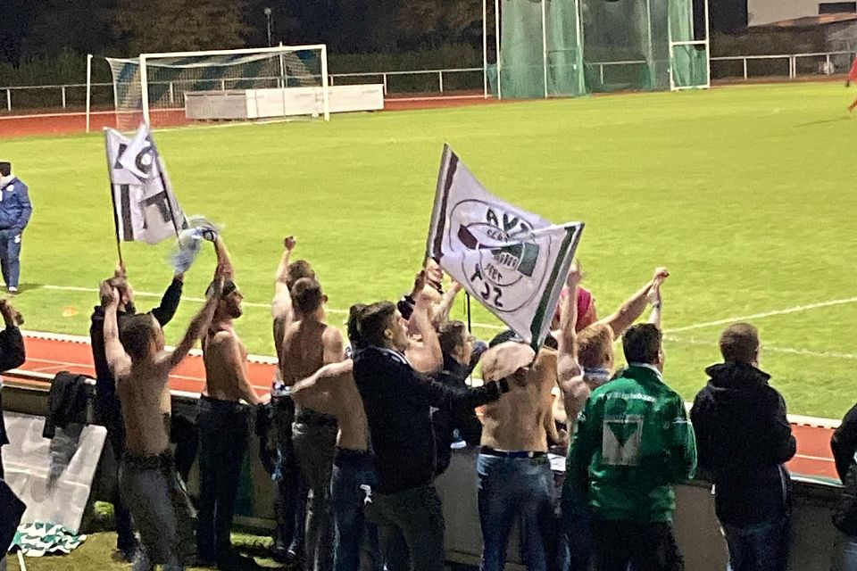 Beim 0:0 im Hinspiel in Kirchheim unterstützten einige Fans des TV Aigelsbach ihre Mannschaft leidenschaftlich. guv