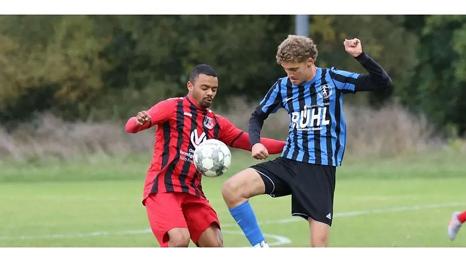 Gelingt Robin Bartosch (rechts) mit der SG Versbachtal im Kellerduell gegen Obere Lahn der Befreiungsschlag? Zudem erhofft sich das Schlusslicht Schützenhilfe von Raymon Boatengs (links) FSV Buchenau, der Breidenstein empfängt. © Jens Schmidt