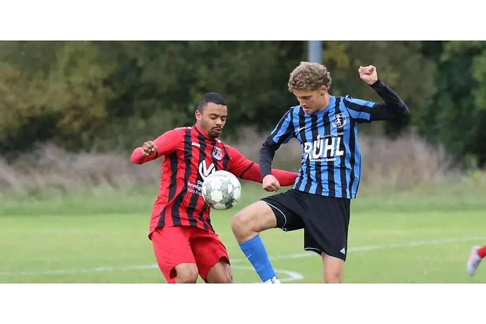 Gelingt Robin Bartosch (rechts) mit der SG Versbachtal im Kellerduell gegen Obere Lahn der Befreiungsschlag? Zudem erhofft sich das Schlusslicht Schützenhilfe von Raymon Boatengs (links) FSV Buchenau, der Breidenstein empfängt. © Jens Schmidt