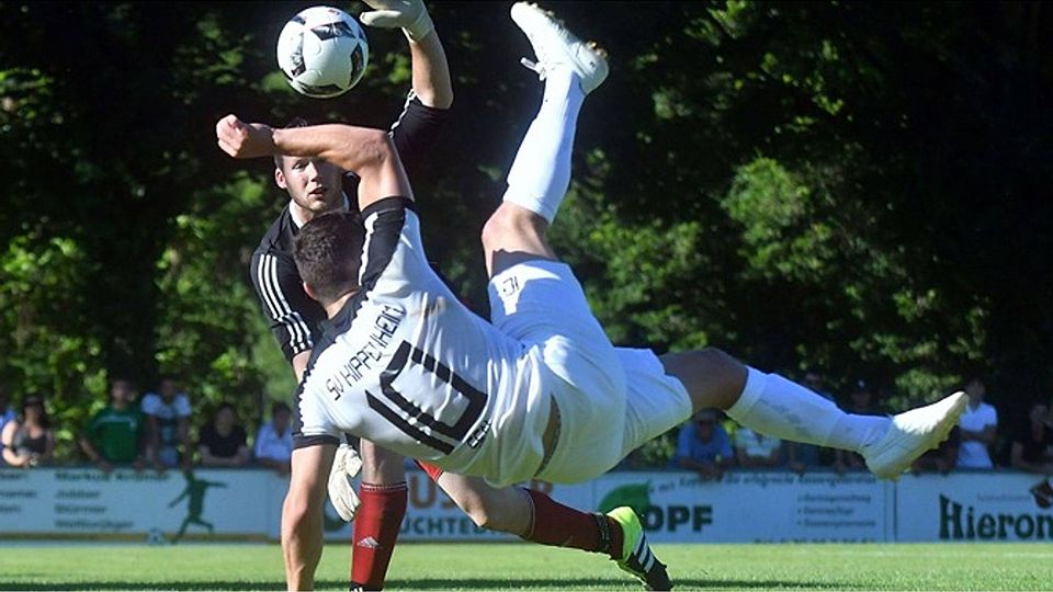 Der akrobatischer Einsatz von Ümit Sen gegen Urloffens Torhüter Jens Eppler war nicht von Erfolg gekrönt. | Foto: Wolfgang Künstle