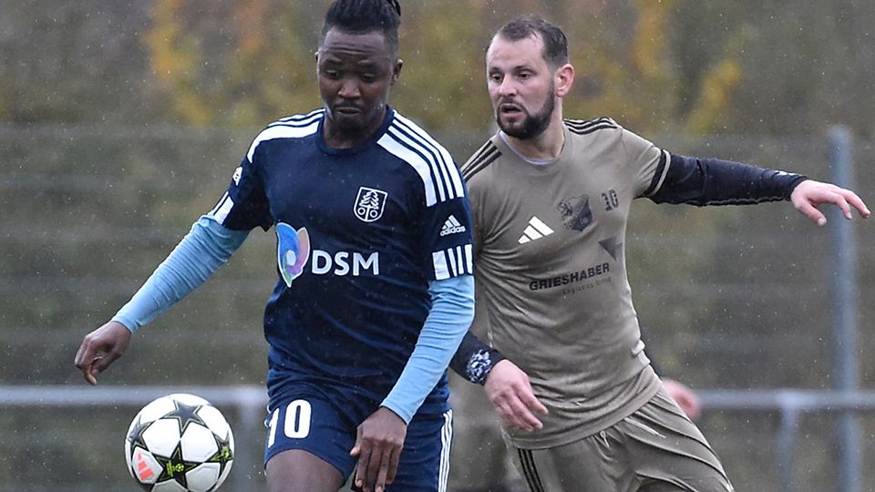 Aufsteiger SV Obersäckingen, hier mit Lamin Kanteh am Ball, musste sich dem SV 08 Laufenburg II (Ionatan-Rares Baldean) mit 1:3 geschlagen geben. | Foto: SSR Media