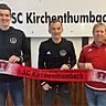 Vorstandsvorsitzender Josef Reisner (rechts) und Abteilungsleiter Marcel Lohner (links) bei der Vorstellung des neuen SCK-Cheftrainers Turan Bafra ab der kommenden Saison.
