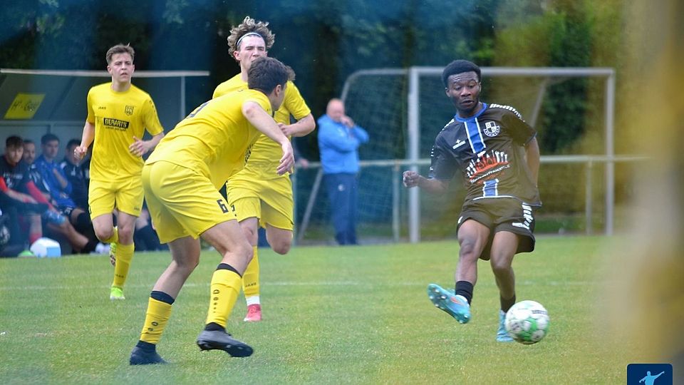 Emmanuel Adu (r.) jubelt diesmal doppelt. 