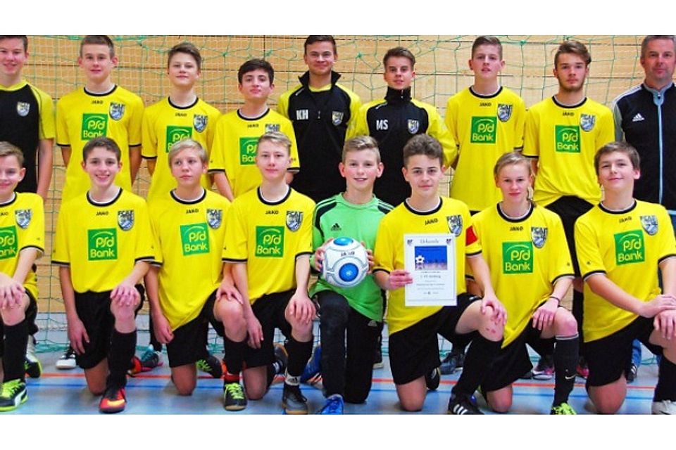 Die U15-Junioren des FC Amberg sicherten sich am Donnerstag in Schwarzenfeld den Turniersieg beim „Hallencup“.  Foto: asl