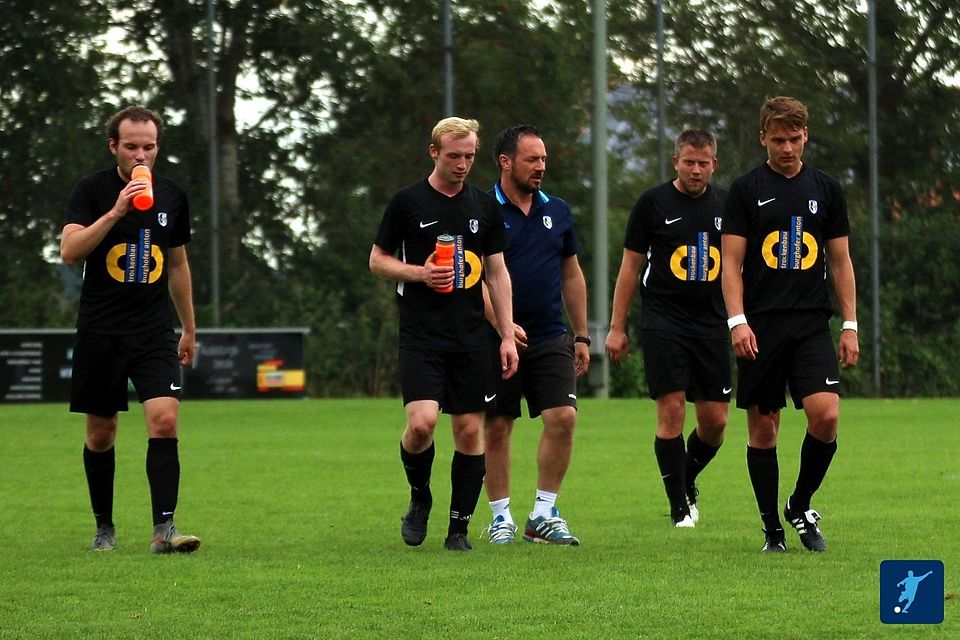 Unabhängig vom Saisonausgang macht Mitterkirchens Übungsleiter Peter Jany (Bildmitte) weiter 