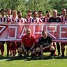 Die Fußballer des SV Marzling bedanken sich mit einem langen Spruchband bei ihren Trainern.