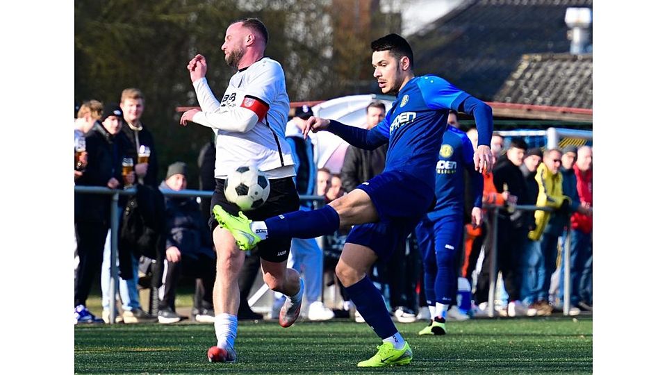 Bleibt ein Sportfreund: Dzenis Modric (rechts, hier gegen Marcel Geisler von der SG SG Trebur-Astheim) spielt auch künftig bei den SF Bischofsheim in der Fußball-Kreisliga A.	Foto: Uwe Krämer