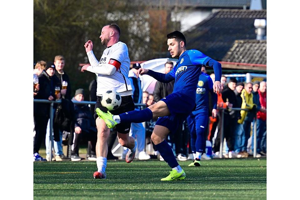 Bleibt ein Sportfreund: Dzenis Modric (rechts, hier gegen Marcel Geisler von der SG SG Trebur-Astheim) spielt auch künftig bei den SF Bischofsheim in der Fußball-Kreisliga A.	Foto: Uwe Krämer